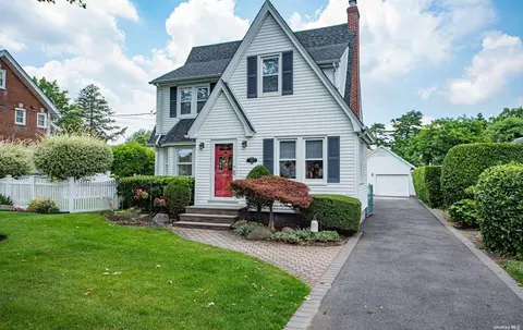 166 Ferncroft Rd, Mineola, NY 11501