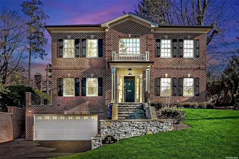32 E Gate, Manhasset, NY 11030