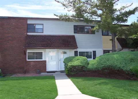 156 N Point Cir #156, Coram, NY 11727