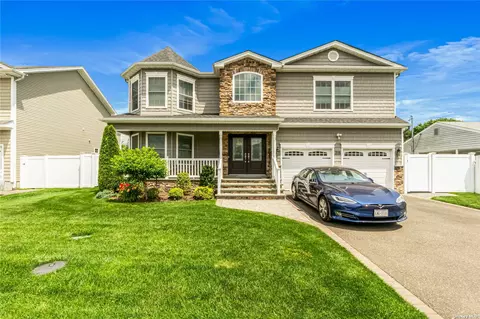 215 Southwood Cir, Syosset, NY 11791