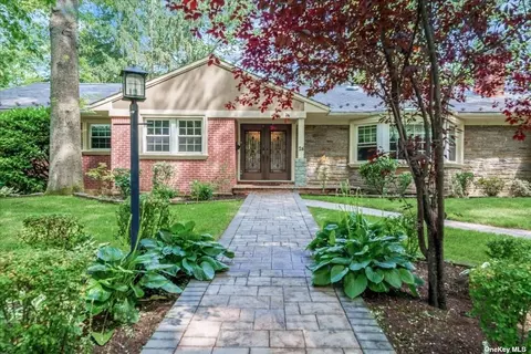 24 Somerset N Dr, Great Neck, NY 11020