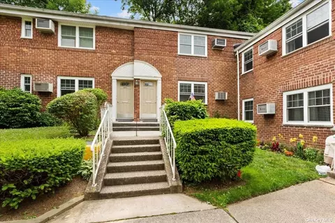 226-17 Kingsbury Ave #B, Bayside, NY 11364