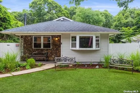 175 Wavecrest Dr, Mastic Beach, NY 11951