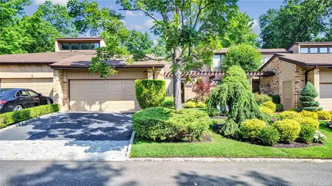 17 Whitewood Dr #21, Roslyn, NY 11576