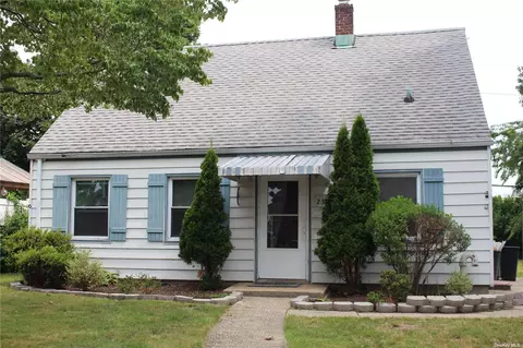 25 Peachtree Ln, Levittown, NY 11756