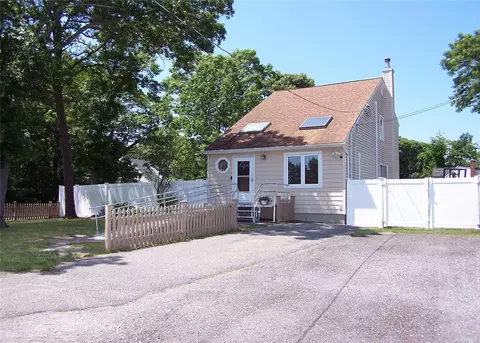 11 Pawnee Ave, Mastic, NY 11950