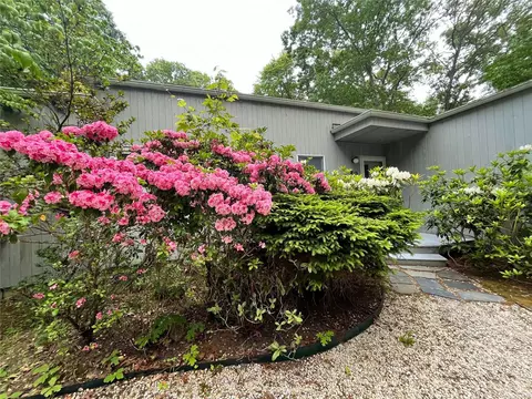 50 Kennedy Dr, Southampton, NY 11968