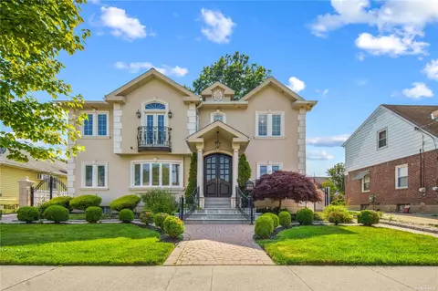 909 N 2nd St, New Hyde Park, NY 11040