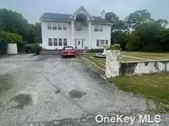 441 Lockwood Dr, Shirley, NY 11967