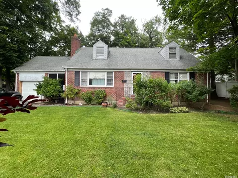 19 South Dr, Manhasset, NY 11030