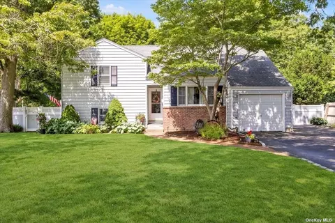 138 Gladstone Ave, West Islip, NY 11795