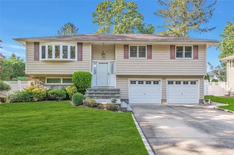 37 Barry Ln S, Old Bethpage, NY 11804