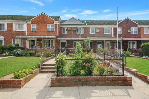 61-42 82nd Pl, Middle Village, NY 11379