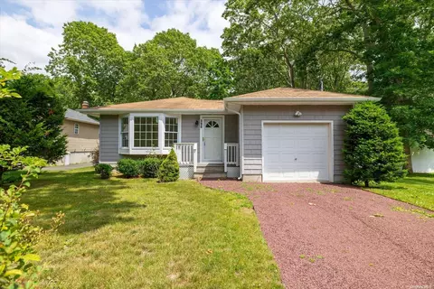 390 Lockwood Dr, Shirley, NY 11967