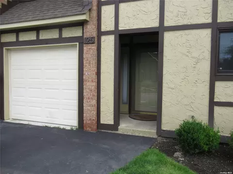 125 Southgate Dr #125, Massapequa Park, NY 11762