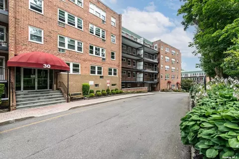 30 Pearsall Ave #4N, Glen Cove, NY 11542