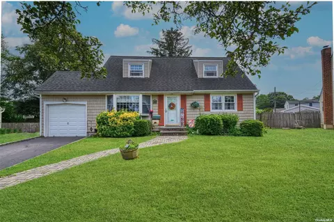 107 Devonshire Dr, East Norwich, NY 11732