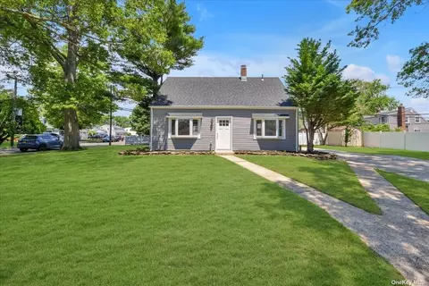 17 Clover Ln, Levittown, NY 11756