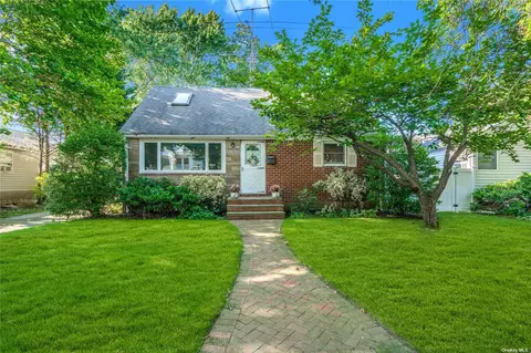 20 Lewis Ln, Syosset, NY 11791