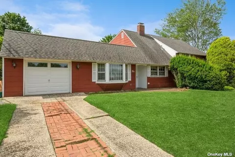 2 Epic Ln, Levittown, NY 11756