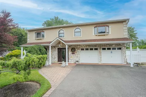 8 Gallatin Dr, Dix Hills, NY 11746