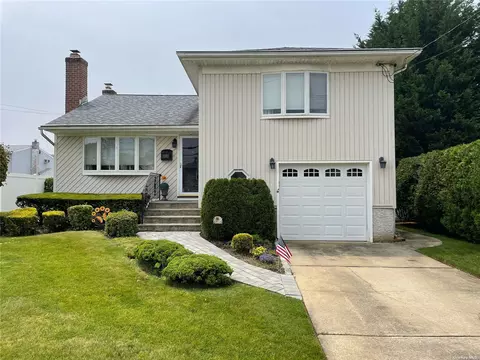 116 Pine St, Massapequa Park, NY 11762