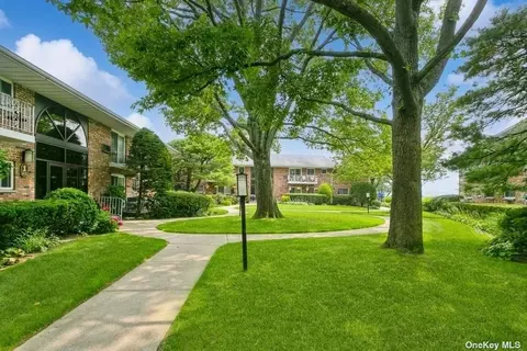 1 Toms Point Ln #1F, Port Washington, NY 11050