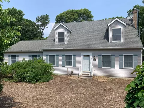 7 Neptune Ave, Hampton Bays, NY 11946