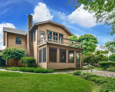 49 Summit Dr, Huntington, NY 11743