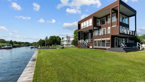 17 Sandpiper Ct, Westhampton, NY 11977