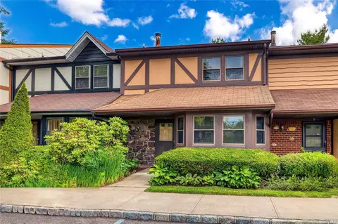 6 Wimbledon Ct #6, Woodbury, NY 11797