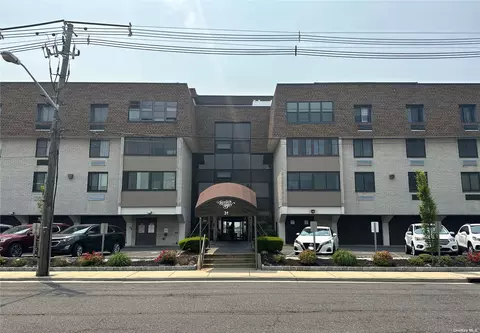 31 Casino St #2Q, Freeport, NY 11520