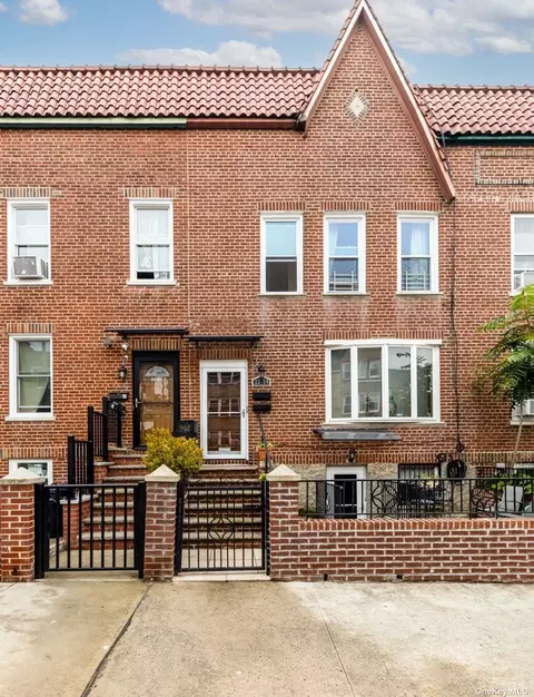 23-34 33rd Ave, Astoria, NY 11106