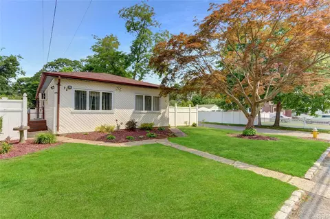 23 Baldwin St, East Islip, NY 11730