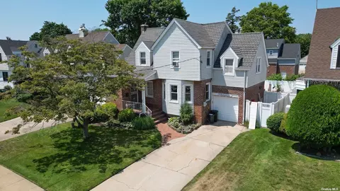 14 Buckingham Rd, Merrick, NY 11566