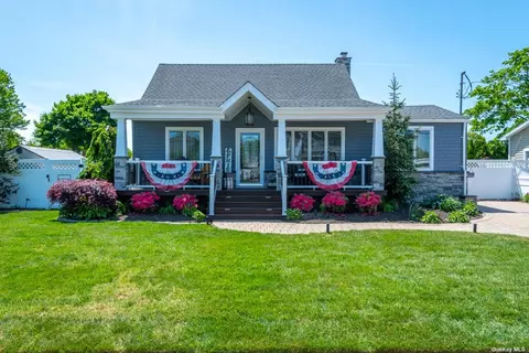 66 Alice Rd, West Islip, NY 11795