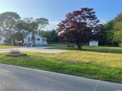 15 Bowditch Ln, Center Moriches, NY 11934