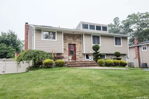 9 Mohegan Ln, Commack, NY 11725