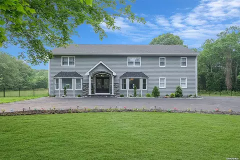 105 Church Rd, Great River, NY 11739