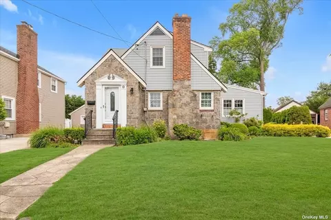 77 Whittier St, Lynbrook, NY 11563