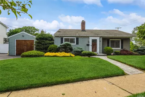 3 S Bay Dr, Massapequa, NY 11758