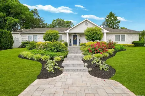 63 Stonehurst Ln, Dix Hills, NY 11746