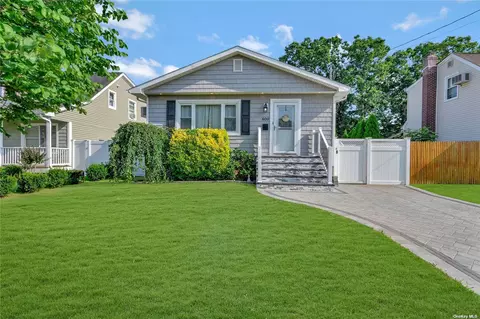 800 Brook St, West Babylon, NY 11704