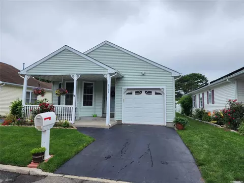 5153 E Village Cir #5153, Manorville, NY 11949