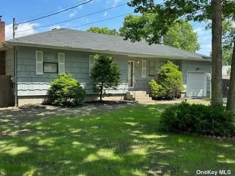 21 Hart Pl, Mastic, NY 11950