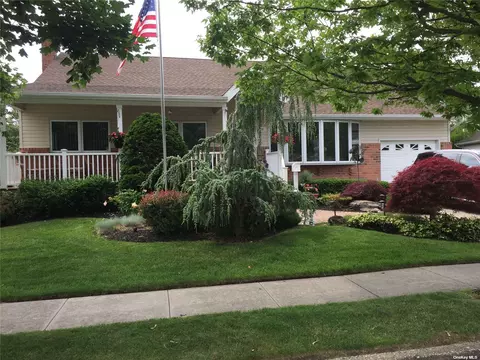 19 Piper Pl, Old Bethpage, NY 11804
