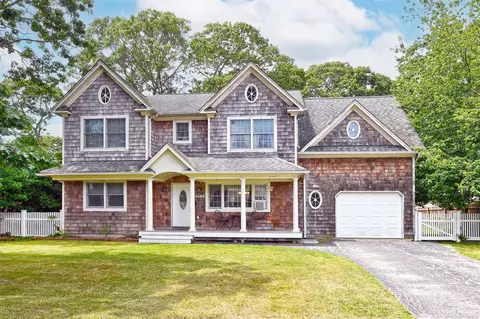 104 Holiday Blvd, Center Moriches, NY 11934