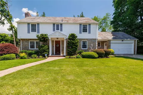 11 Neylon Ct, Rockville Centre, NY 11570