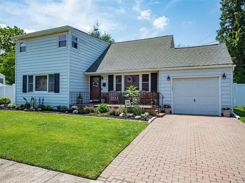 50 Birchbrook Dr, Smithtown, NY 11787