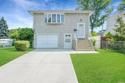 298 N Delaware Ave, Lindenhurst, NY 11757